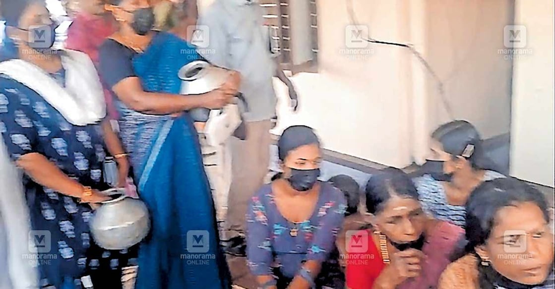 ശുദ്ധജല ക്ഷാമം പരിഹരിക്കണം എന്നാവശ്യപ്പെട്ട് മാരാരിക്കുളം തെക്ക് പഞ്ചായത്ത് ഓഫിസിലേക്കു നാട്ടുകാർ വായ് മൂടികെട്ടി കാലി കുടവുമായി നടത്തിയ സമരം.  