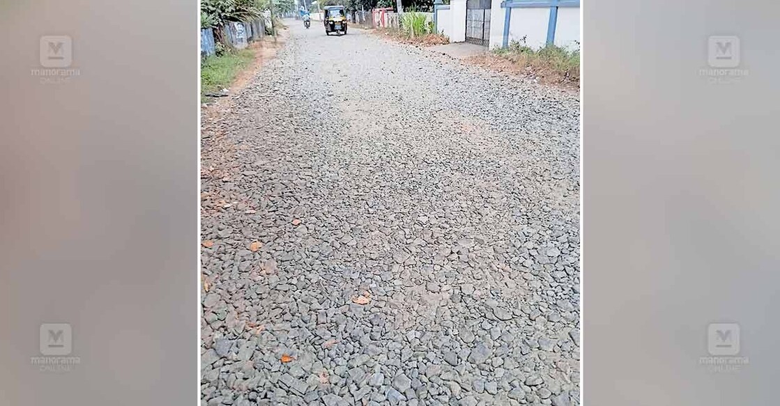 ടാറിങ്  ഇളക്കി കിടക്കുന്ന മാന്നാർ– ആലുംമൂട് ജംക്‌ഷൻ– വഴിയമ്പലം പാത. 