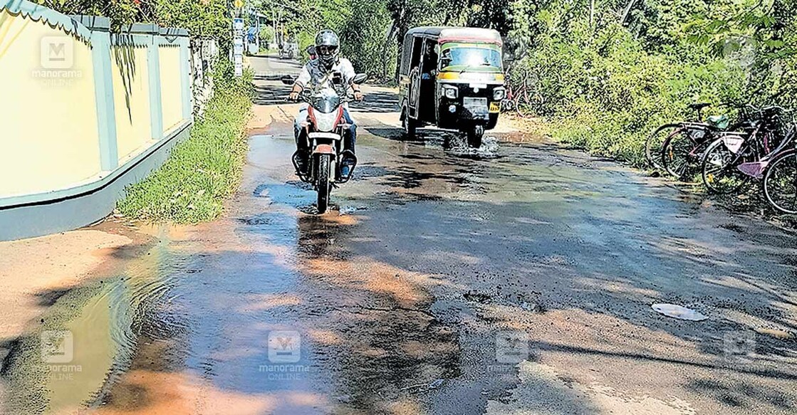 എടത്വ – മാമ്പുഴക്കരി റോഡിൽ വെട്ടുതോട് പാലത്തിന്റെ വടക്കു വശത്തായി പൈപ്പ് പൊട്ടി ഒഴുകുന്നു. 