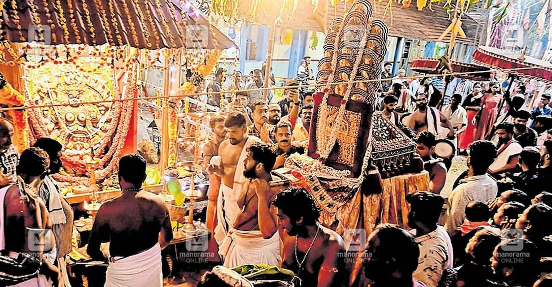 ഈരേഴ തെക്ക് കോയിക്കത്തറയിൽ ഭദ്രകാളി മുടിക്കു മുന്നിലെ ദീപാരാധനയ്ക്കായി ചെട്ടികുളങ്ങര ഭഗവതി എഴുന്നള്ളുന്നു