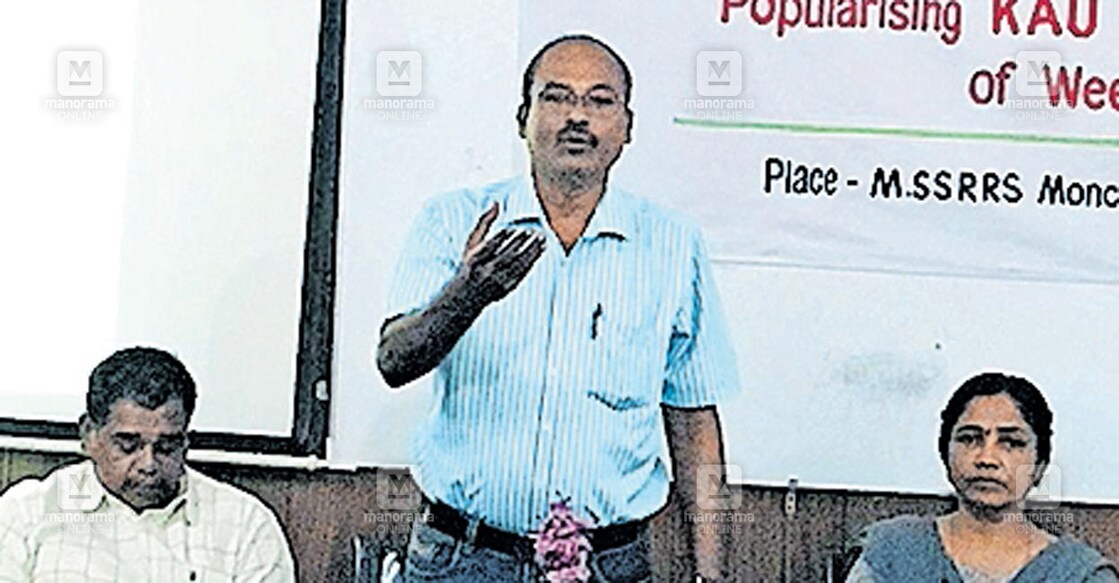 ദേശീയ കാർഷിക ഗവേഷണ കൗൺസിലിന്റെ സാമ്പത്തിക സഹായത്തോടെ രാജ്യത്തു നടപ്പിലാക്കുന്ന ഏകോപിത നെല്ല് ഗവേഷണ പദ്ധതിയിൽ ഉൾപ്പെടുത്തി കുട്ടനാട്ടിലെ 120 പട്ടികജാതി കർഷകർക്കു സൗജന്യമായി വീഡ് വൈപ്പർ നൽകുന്നതിനു മുന്നോടിയായി നടത്തിയ കാർഷിക സെമിനാർ മങ്കൊമ്പ് ഡോ. എം.എസ്.സ്വാമിനാഥൻ നെല്ലു ഗവേഷണ കേന്ദ്രം മേധാവി ഡോ. എം.സുരേന്ദ്രൻ ഉദ്ഘാടനം ചെയ്യുന്നു.  
