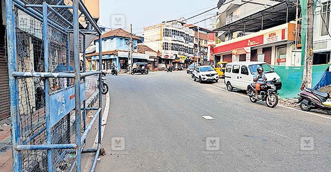 ചെങ്ങന്നൂർ മാർക്കറ്റ്–നന്ദാവനം റോഡരികിൽ വച്ചിരിക്കുന്ന പൊലീസ് ബാരിക്കേഡ്.  
