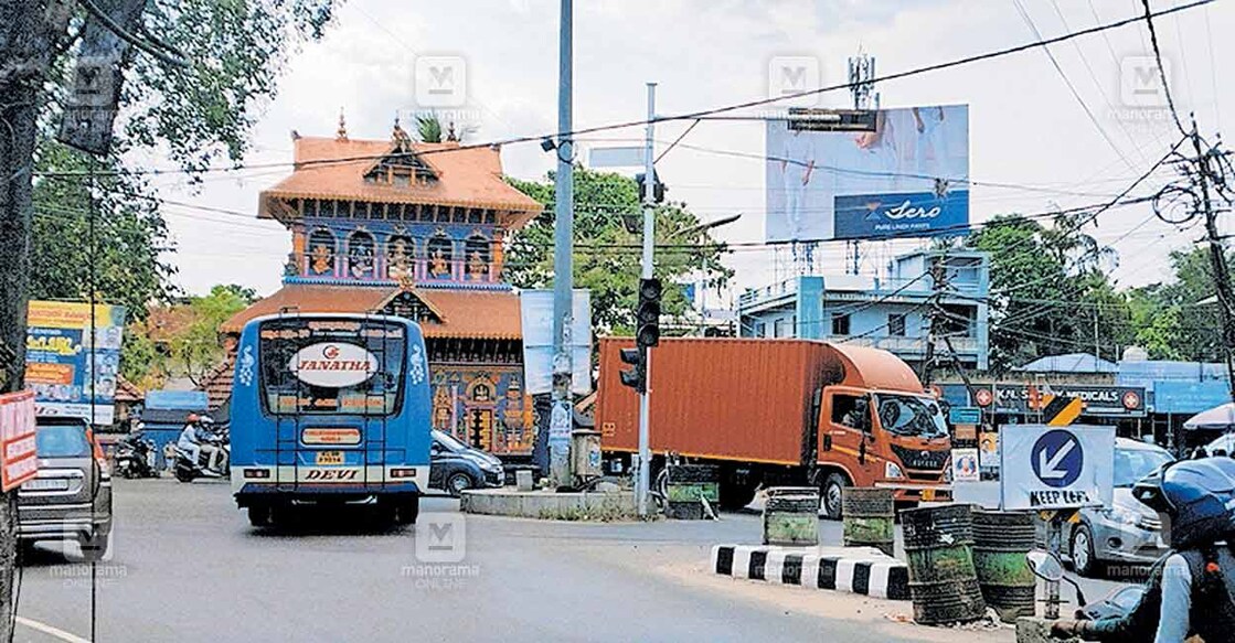 പ്രവർത്തിക്കാത്ത സിഗ്നൽ വിളക്കുള്ള തട്ടാരമ്പലം ജംക്‌ഷൻ.  
