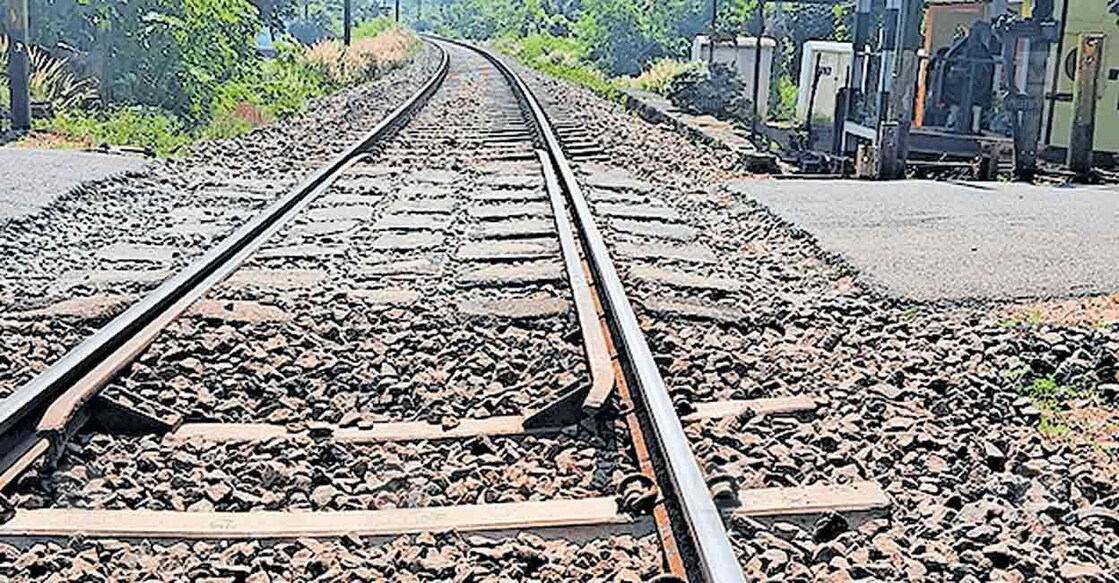 എരമല്ലൂർ – പാറായിക്കവല റെയിൽവേ ലവൽ ക്രോസിൽ ടാർ ചെയ്യേണ്ട ഭാഗം.  