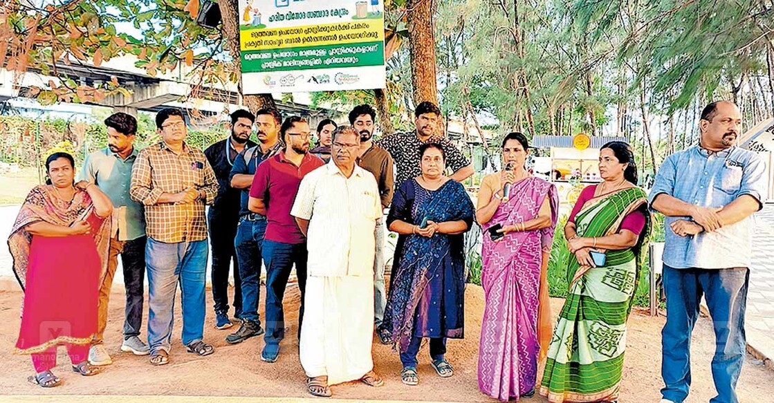 ബീച്ചിലെ കാറ്റാടി പാർക്ക് ഹരിത വിനോദ സഞ്ചാര കേന്ദ്രമായി നഗരസഭാധ്യക്ഷ കെ.കെ.ജയമ്മ ഉദ്ഘാടനം ചെയ്യുന്നു.