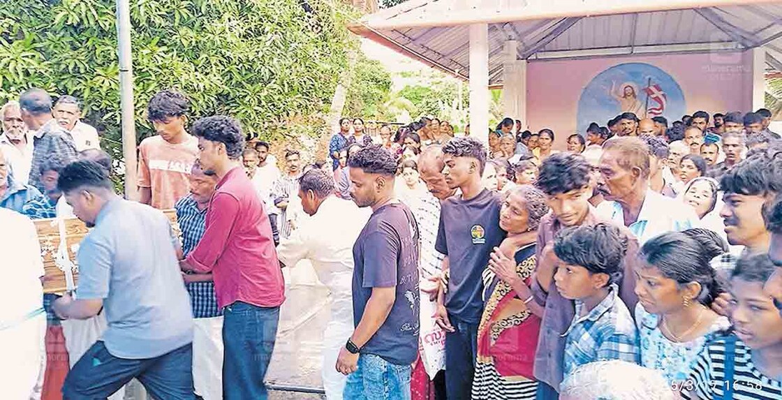 മിന്നലേറ്റു മരിച്ച അഖിൽ പി.ശ്രീനിവാസനെ അവസാനമായി ഒരു നോക്കു കാണാൻ കൊടുപ്പുന്ന സെന്റ് ജോസഫ് പള്ളിയിൽ എത്തിയവർ.
