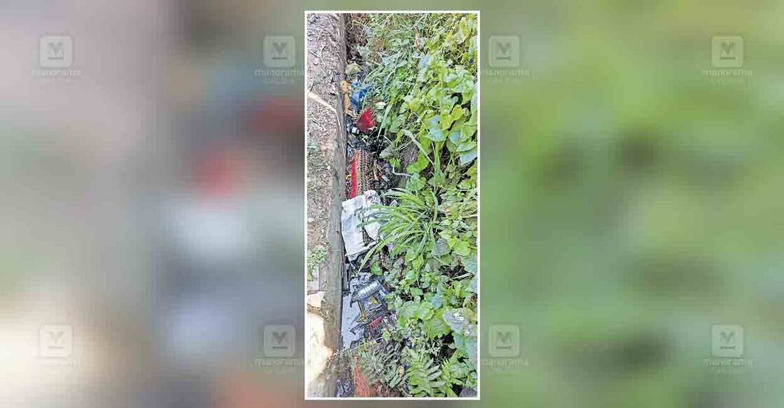 പുന്തല കക്കട ജംക്‌ഷനു സമീപം ഓടയിൽ മലിനജലം കെട്ടിക്കിടക്കുന്നു.  