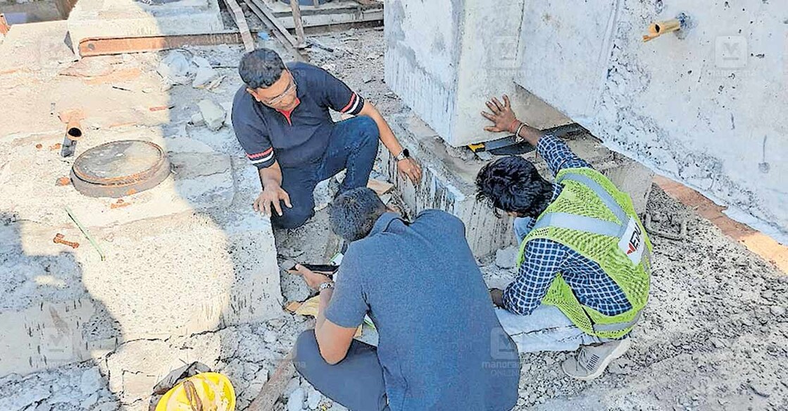 നിർമാണത്തിലിരുന്ന ആലപ്പുഴ ബൈപാസിൽ ഗർഡറുകൾ തകർന്നുവീണ അപകടത്തെ തുടർന്നു മറ്റു ഗർഡറുകൾ തൂണുകളുമായി ശരിയായി ആണോ ഘടിപ്പിച്ചതെന്നു പരിശോധിക്കുന്ന ദേശീയപാത അതോറിറ്റി ഉദ്യോഗസ്ഥർ. ചിത്രത്തിൽ ഇടത്തു കാണുന്ന കറുത്തവട്ടത്തിലുള്ള ഭാഗത്താണു (ബിയറിങ്) ഗർഡറുകൾ ഘടിപ്പിക്കുന്നത്. 