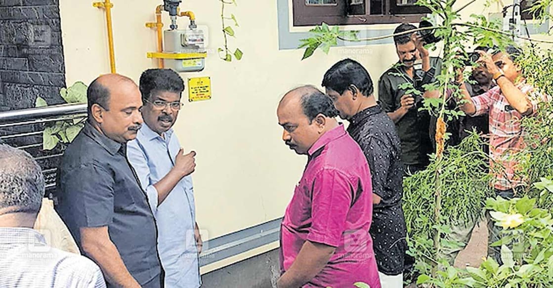 ആര്യാട് പഞ്ചായത്തിലെ സിറ്റി ഗ്യാസ് പദ്ധതിയിലെ ആദ്യ കണക്‌ഷൻ നൽകുന്നതിന്റെ ഉദ്ഘാടനം പി.പി.ചിത്തരഞ്ജൻ എംഎൽഎ നിർവഹിക്കുന്നു. ആർ.റിയാസ്, ജി.ബിജുമോൻ, സന്തോഷ് ലാൽ എന്നിവർ സമീപം.  