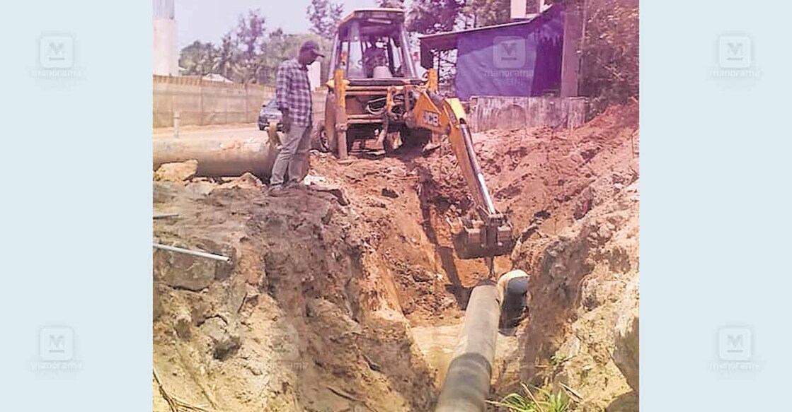 എരമല്ലൂർ ജംക്‌ഷന് തെക്കുഭാഗത്ത് പൊട്ടിയ ജപ്പാൻ ശുദ്ധജല പൈപ്പിന്റെ അറ്റകുറ്റപ്പണി നടക്കുന്നു. 