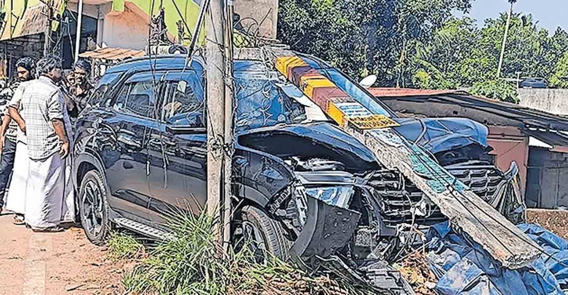 കൊല്ലകടവിൽ തട്ടുകട ഉടമ ഫിലിപ്പോസിനെ ഇടിച്ചു തെറിപ്പിച്ച കാർ വൈദ്യുതത്തൂണിൽ ഇടിച്ചു നിന്നപ്പോൾ.  