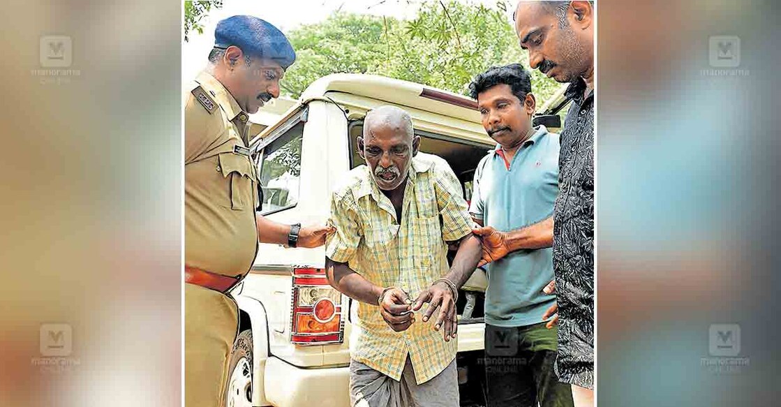kurava-gang-leader-caught-alappuzha-1 പുന്നുപ്രയിലെ മോഷണക്കേസിൽ പിടിയിലായ കുറുവ സംഘാംഗം കട്ടുപൂച്ചൻ. ചിത്രം : മനോരമ.