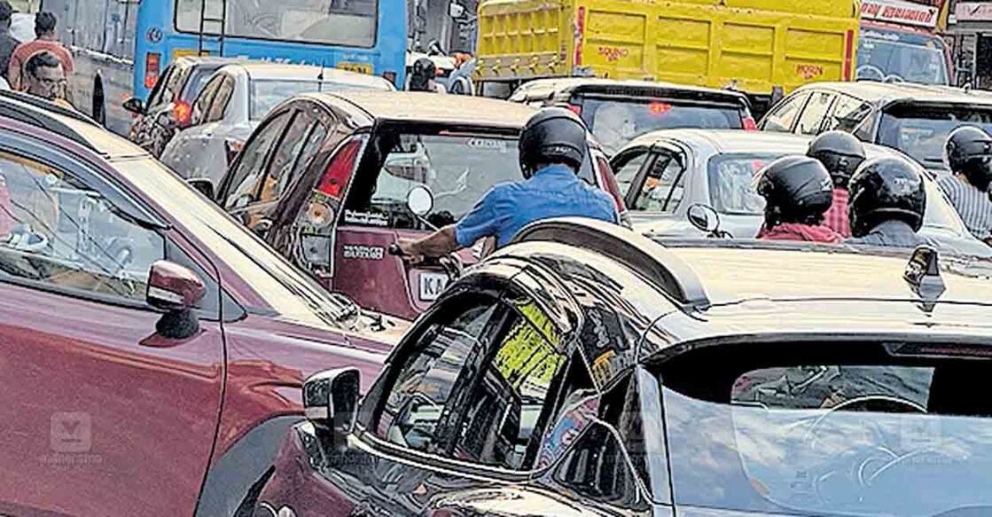 ചാരുംമൂട് ജംക്‌ഷനിലെ ഗതാഗതക്കുരുക്ക്   