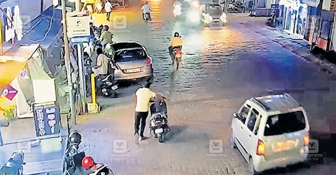 ജനറൽ ആശുപത്രി ജീവനക്കാരന്റെ സ്കൂട്ടർ തള്ളിക്കൊണ്ടുപോകുന്നതിന്റെ സിസിടിവി ദൃശ്യം.