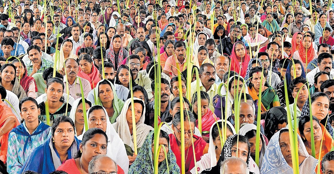 ഓശാന ഞായറായ ഇന്നലെ ആലപ്പുഴ പൂങ്കാവ് പള്ളിയിൽ കുരുത്തോലയുമായി എത്തിയ വിശ്വാസികൾ. ചിത്രം : മനോരമ.