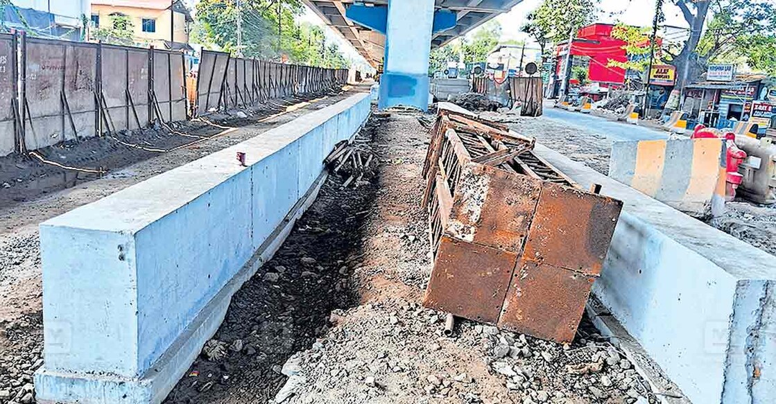 thuravoor-highway-median-wall തുറവൂർ ജംക്ഷനിൽ തൂണിനോടു ചേർന്ന് മീഡിയന്റെ നിർമാണം തുടങ്ങിയപ്പോൾ