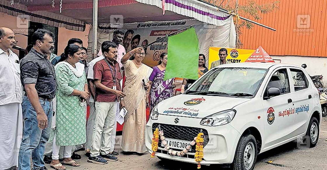 ksrtc-driving-school കെഎസ്ആർടിസി ജില്ലയിൽ ആരംഭിച്ച ആദ്യത്തെ ഡ്രൈവിങ് സ്കൂൾ പരിശീലനത്തിനായി പഞ്ചായത്ത് പ്രസിഡന്റ് ആൻസി ബിജോയ് ഫ്ലാഗ് ഓഫ് ചെയ്യുന്നു.