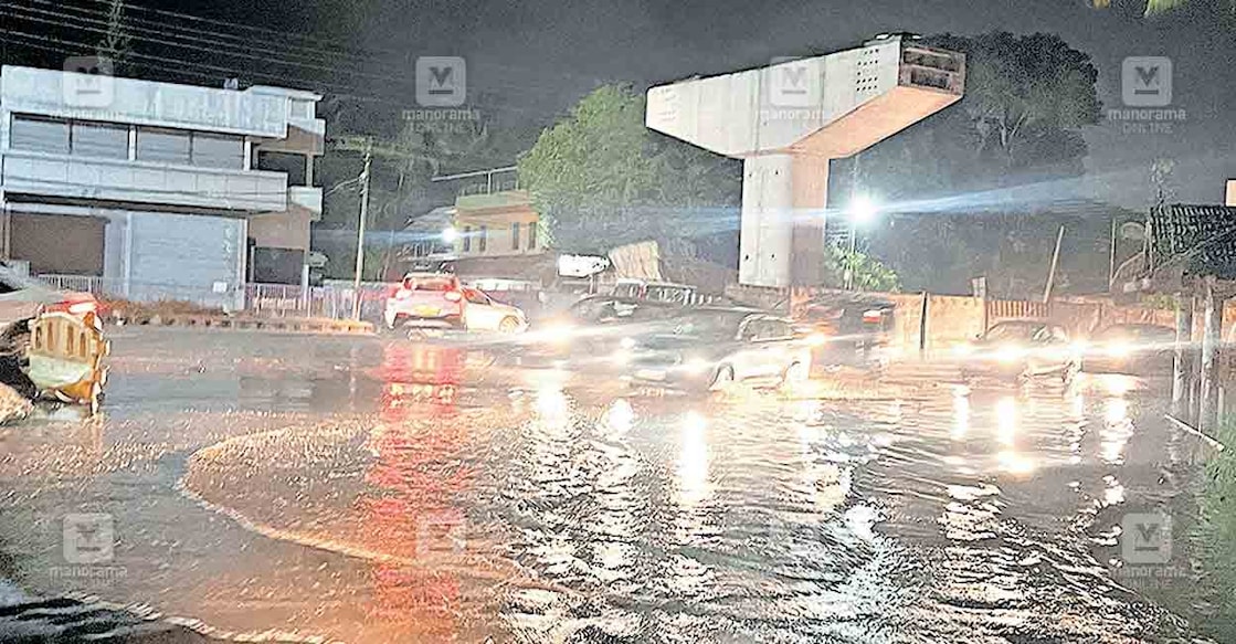 aroor-thuravur-road അരൂർ ക്ഷേത്രം കവലയ്ക്കു സമീപം ഉണ്ടായ വെള്ളക്കെട്ട്