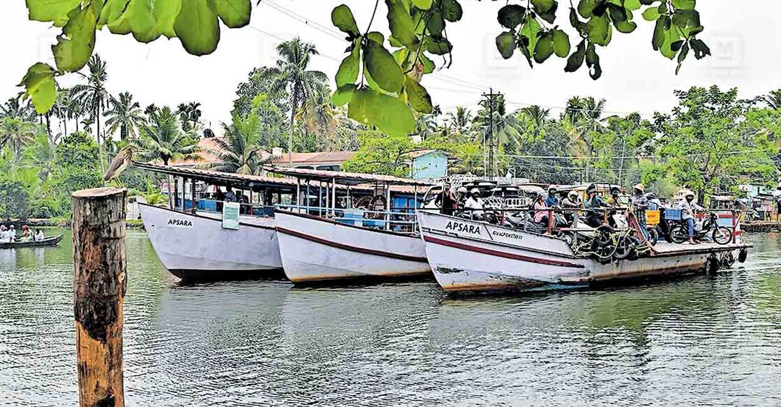 കാവാലം– തട്ടാശേരി കടവിലെ ജങ്കാർ സർവീസ്. ചിത്രം: മനോരമ  
