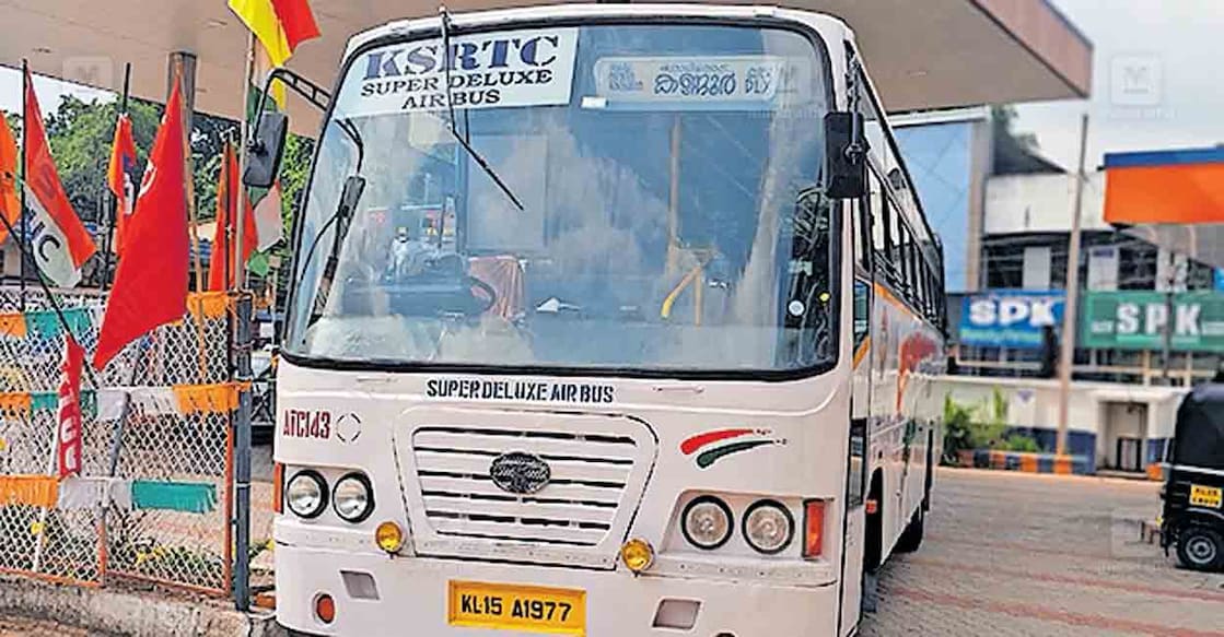 alappuzha-delux-bus മാവേലിക്കര ഡിപ്പോയിലെ ബജറ്റ് ടൂറിസം യാത്രകൾക്കായി ഉപയോഗിച്ചിരുന്ന ബസ് സൂപ്പർ ഡീലക്സാക്കി കണ്ണൂർ ഡിപ്പോയിലേക്കു കൊണ്ടുപോകുന്നു.