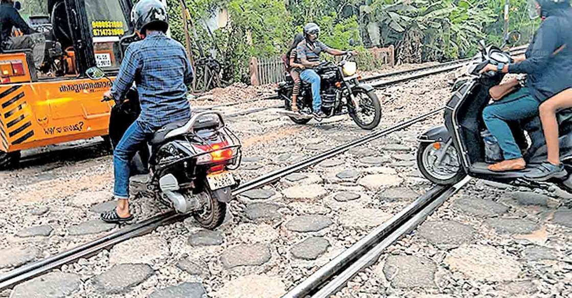 alappuzha-ezhikkakam-level-cross ഹരിപ്പാട് എഴിക്കകത്ത് ലവൽ ക്രോസിൽ കോൺക്രീറ്റ് സ്ലാബുകൾ ഇളകിയ നിലയിൽ.