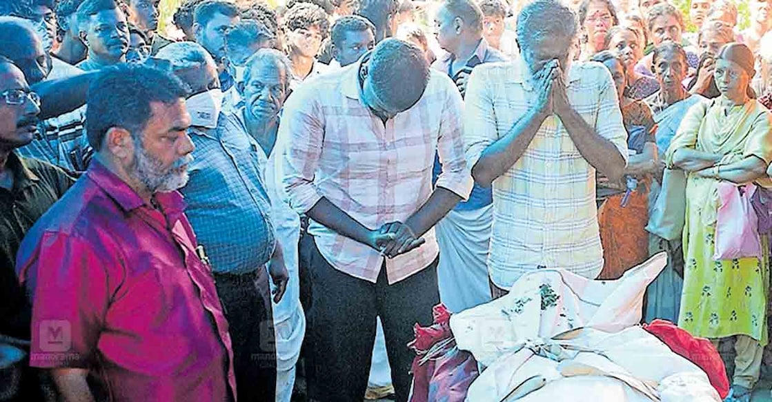 alappuzha-suraj-deadbody പേവിഷബാധയേറ്റു മരിച്ച സൂരജിന്റെ മൃതദേഹം തകഴി പടഹാരത്തെ വീട്ടിൽ പൊതുദർശനത്തിനു വച്ചപ്പോൾ അന്ത്യോപചാരമർപ്പിക്കുന്ന പിതാവും സഹോദരനും. ചിത്രം: മനോരമ