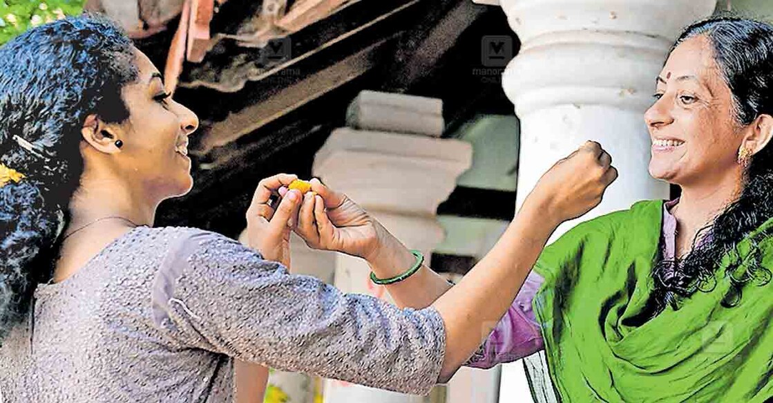 alappuzha-teacher
എസ്എസ്എൽസി പരീക്ഷയിൽ എ പ്ലസ് നേടിയ വിദ്യാർഥിക്ക് മധുരം നൽകുന്ന അധ്യാപിക. ആലപ്പുഴ എസ്ഡിവി ജിഎച്ച്എസ്എസിൽ നിന്ന്. ചിത്രം : മനോരമ.