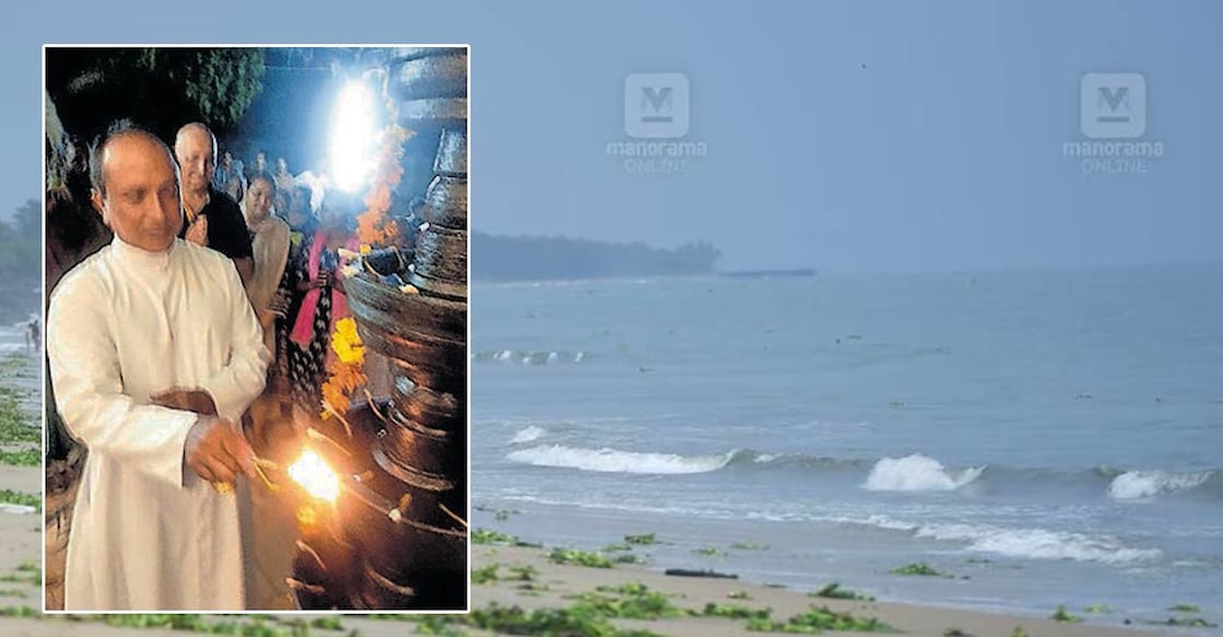 കാട്ടൂർ പടിഞ്ഞാറ് മാതാവിന്റെ കുരിശടിക്ക് മുന്നിൽ പനക്കൽ മഹാദേവി ക്ഷേത്രത്തിന്റെ നേതൃത്വത്തിൽ സ്ഥാപിച്ച കൽവിളക്കിൽ കാട്ടൂർ പള്ളി വികാരി ഫാ.അലൻ ലെസ്‌ലി ദീപം തെളിക്കുന്നു.

