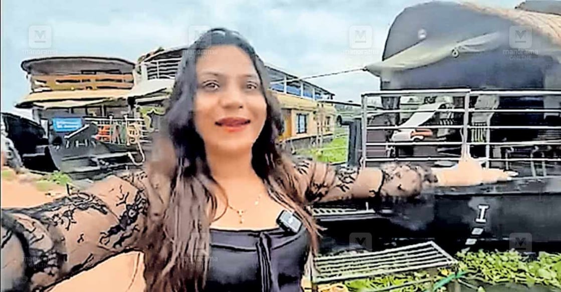 joythi-malhothra ജ്യോതി മൽഹോത്ര ആലപ്പുഴയിൽ ഹൗസ്ബോട്ട് യാത്രയ്ക്കിടയിൽ.