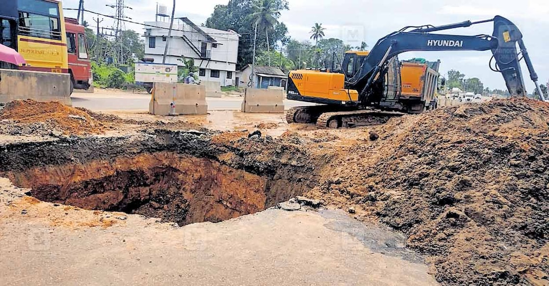 ambalappuzha-water-shortage-pipeline-burst കരൂർ അയ്യൻ കോയിക്കലിന് സമീപം ദേശീയപാതയിൽ ജലഅതോറിറ്റി പൈപ്പ് ചോർന്ന ഭാഗം യന്ത്രസഹായത്തോടെ കുത്തിപ്പൊളിച്ചപ്പോൾ.