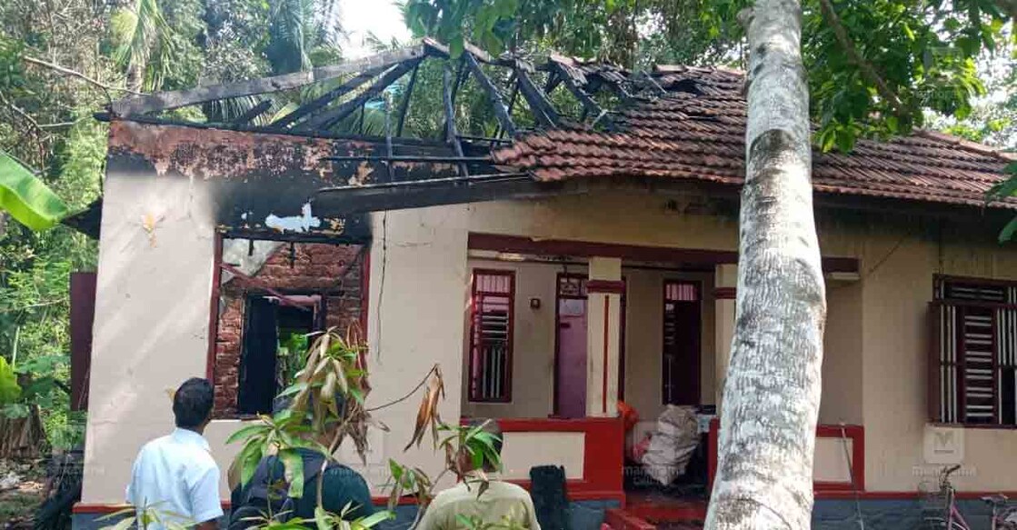 alappuzha-vadikad-house-fire-1 കത്തിനശിച്ച വടികാട് ശ്രീകുമാറിന്റെ വീട്.