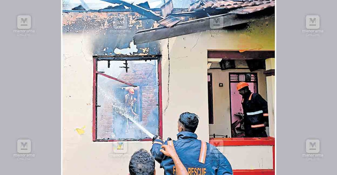 alp-fire-accident ആലപ്പുഴ അവലൂക്കുന്ന് വാർഡ് വടികാട് ശ്രീകുമാറിന്റെ വീടിന് തീ പിടിച്ചത് അഗ്നിരക്ഷാസേന അണയ്ക്കുന്നു. ചിത്രം: മനോരമ