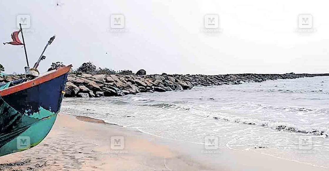 അർത്തുങ്കൽ ഹാർബറിന്റെ ഭാഗമായി മുൻപു നിർമിച്ച പുലിമുട്ട്.  
