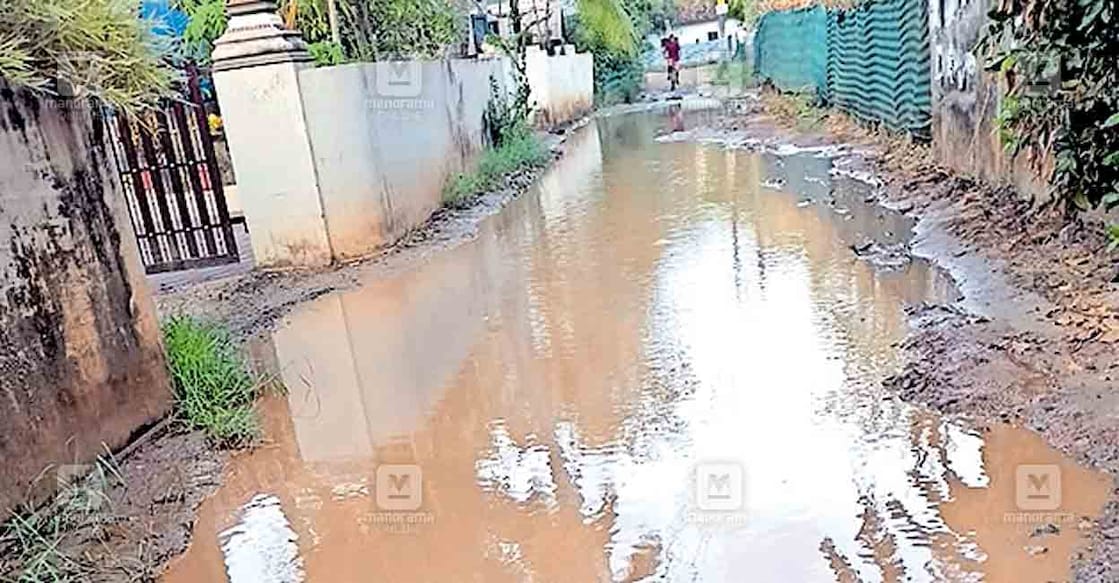 ജലവിതരണ പൈപ്പുപൊട്ടി കീരിക്കാട് തെക്ക് സൊസൈറ്റി കടവു റോഡ് വെള്ളക്കെട്ടിലായപ്പോൾ.  
