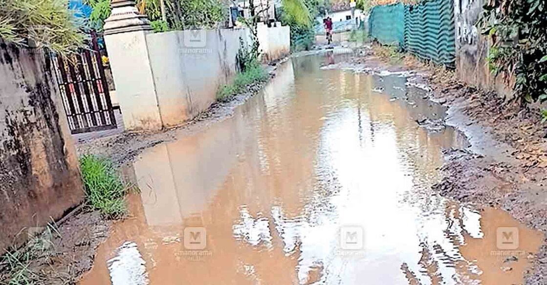 kayamkulam-pipe-damage ജലവിതരണ പൈപ്പുപൊട്ടി കീരിക്കാട് തെക്ക് സൊസൈറ്റി കടവു റോഡ് വെള്ളക്കെട്ടിലായപ്പോൾ.