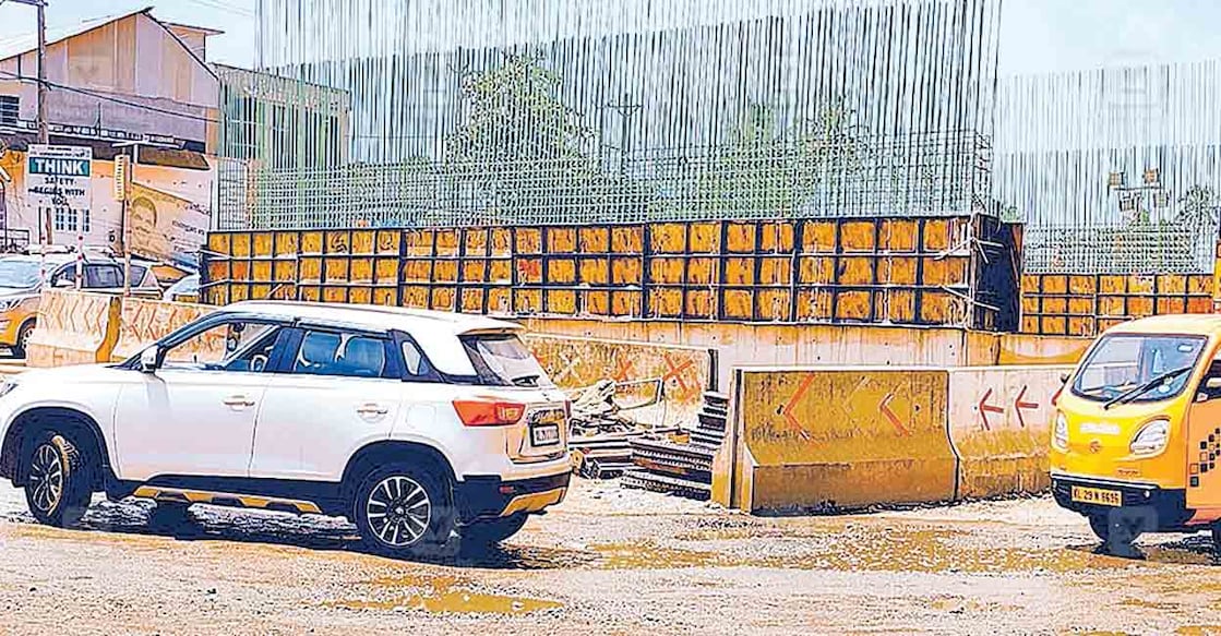 ദേശീയപാതയിൽ കായംകുളം കോളജ്  ജംക്‌ഷനിലെ അടിപ്പാത നിർമിക്കുന്ന സ്ഥലത്തെ സമാന്തര റോഡ് ടാർ ചെയ്യാത്ത നിലയിൽ.