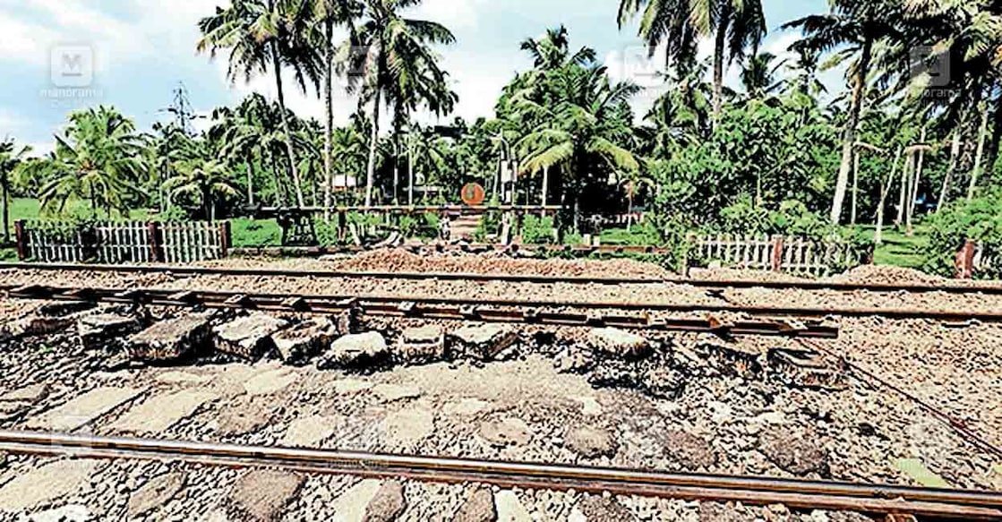 puliyara-level-cross അറ്റകുറ്റപ്പണിക്കായി അടച്ച പുളിയറ ലെവൽ ക്രോസ്.
