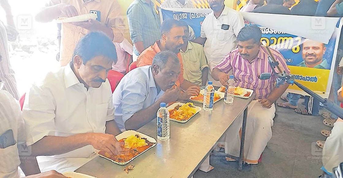 seafood-safety-feast കടൽ മത്സ്യം ഭക്ഷ്യയോഗ്യമല്ല എന്ന പ്രചരണത്തിനെതിരെ അവബോധം സൃഷ്ടിക്കാൻ ആലപ്പാട് ഗ്രാമപ്പഞ്ചായത്ത് ഭരണസമിതി ചെറിയഴീക്കൽ ഫിഷ് ലാൻഡിങ് സെന്ററിൽ ഒരുക്കിയ കടൽ മത്സ്യവിഭവങ്ങളുടെ സദ്യ കഴിച്ച് കെ.സി.വേണുഗോപാൽ എംപി ഉദ്ഘാടനം ചെയ്യുന്നു.