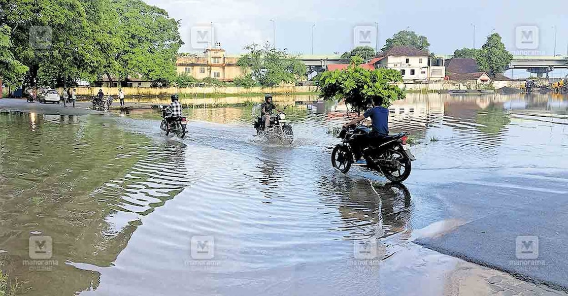 kuttand-rain മഴയിൽ വെള്ളത്തിലായ ആലപ്പുഴ പൊലീസ് റിക്രിയേഷൻ മൈതാനവും സമീപത്തെ റോഡും. മഴയ്ക്കു നേരിയ ശമനമുണ്ടെങ്കിലും
വെള്ളക്കെട്ട് ഒഴിഞ്ഞിട്ടില്ല. ചിത്രം: മനോരമ