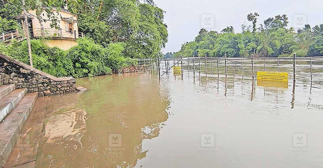 ചെങ്ങന്നൂർ മിത്രപ്പുഴക്കടവിൽ ജലനിരപ്പ് ഉയർന്ന നിലയിൽ. ഇവിടെയാണ് ഇന്നലെ തീർഥാടകൻ മുങ്ങിമരിച്ചത്.  