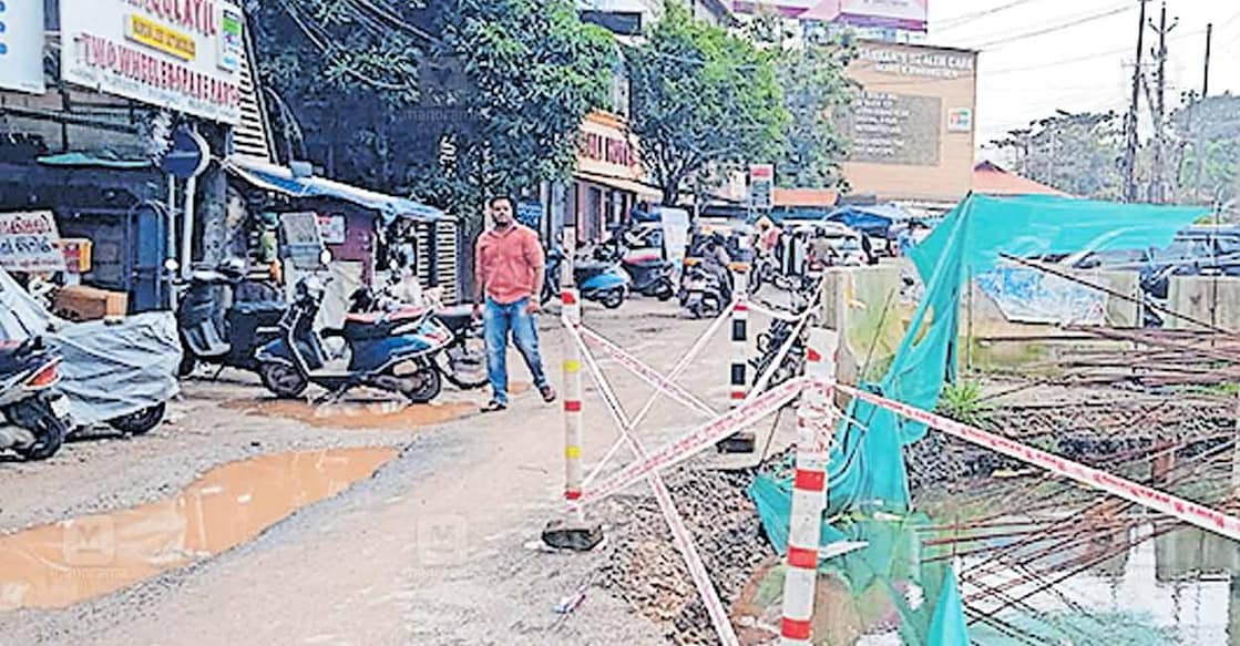 harippad-road-pothole പഴയ ദേശീയപാതയിൽ ഹരിപ്പാട് മുരളി ഹോട്ടലിനു സമീപം കലുങ്ക് നിർമാണത്തിന് എടുത്ത കുഴി അപകടക്കെണിയായി മാറിയ നിലയിൽ.