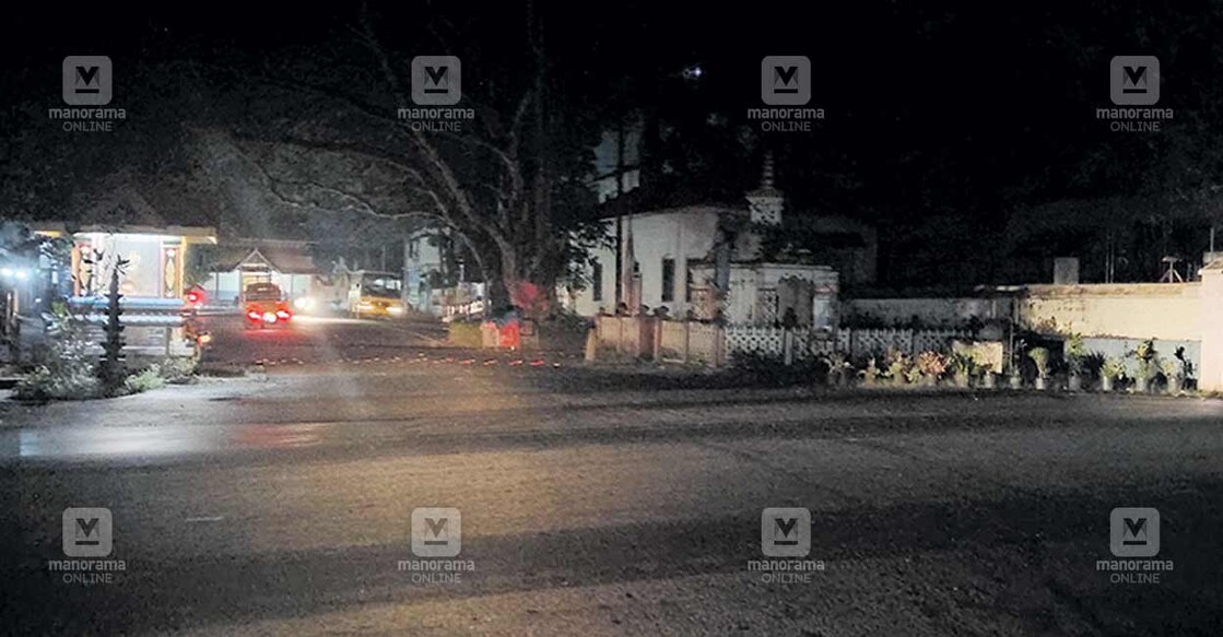 light-issue ഇരുട്ടിലായ മാവേലിക്കര ബുദ്ധ ജംക്ഷനും ബുദ്ധ മണ്ഡപവും.