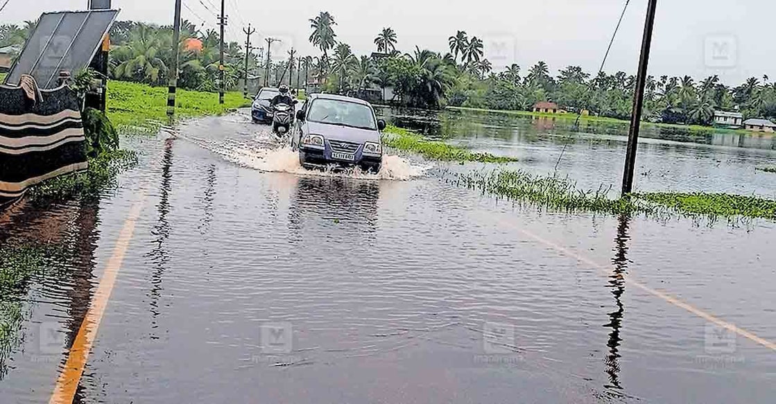alappuzha-waterlogging-moncompu-vikas-marg-road മങ്കൊമ്പ് വികാസ് മാർഗ് റോഡിലെ വെള്ളം താഴ്ന്നു തുടങ്ങിയപ്പോൾ. റോഡിൽ വെള്ളക്കെട്ട് രൂക്ഷമായതുമൂലം കെഎസ്ആർടിസി ബസ് സർവീസ് നിർത്തിവച്ചിരുന്നു. ചെറിയ വെള്ളക്കെട്ട് പല ഭാഗങ്ങളിൽ ഉണ്ടെങ്കിലും ഇന്നലെ മുതൽ റോഡിൽ ഗതാഗതം സാധാരണ നിലയിലായി.