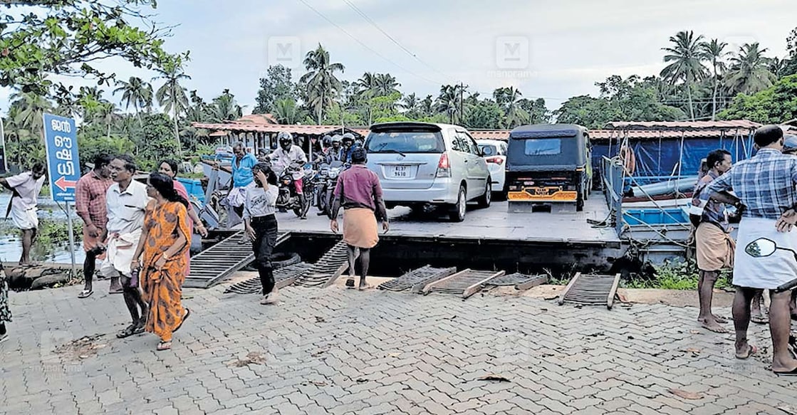kuttanad-water-transport-service ജലനിരപ്പ് ഉയർന്നതിനെ തുടർന്നു നിർത്തിവച്ച കാവാലം–തട്ടാശേരി ജങ്കാർ സർവീസ് 4 ദിവസത്തിനുശേഷം ഇന്നലെ മുതൽ പുന:രാരംഭിച്ചപ്പോൾ.