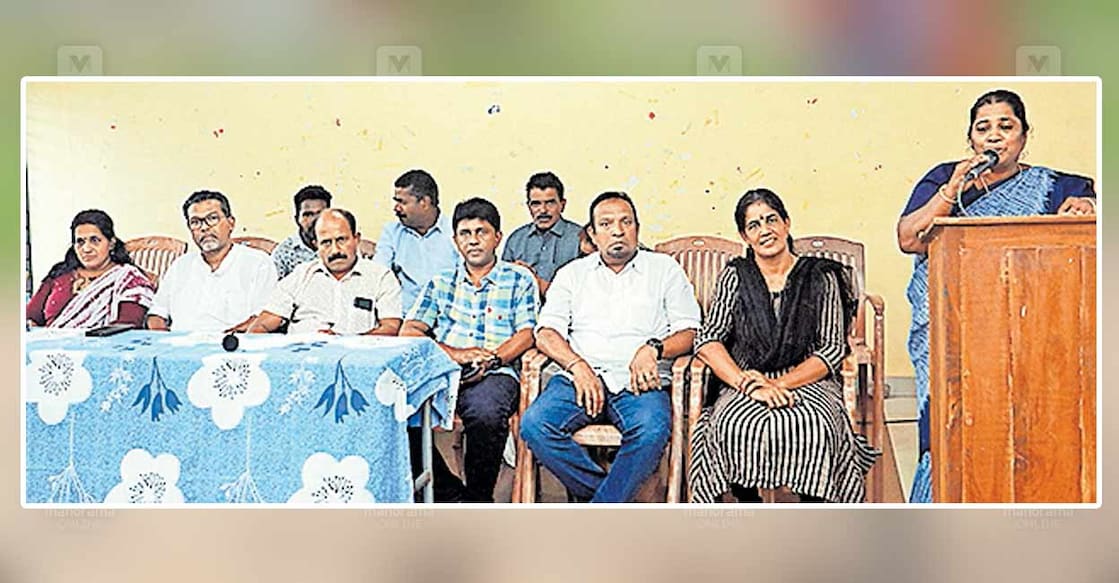 chengannur-sobha-suendaren ചെങ്ങന്നൂർ നഗരസഭയിൽ നികുതി പിരിവിൽ റെക്കോഡ് വരുമാനം നേടിയതുമായി ബന്ധപ്പെട്ടു ചേർന്ന അനുമോദന സമ്മേളനം നഗരസഭാധ്യക്ഷ ശോഭാ വർഗീസ് ഉദ്ഘാടനം ചെയ്യുന്നു.