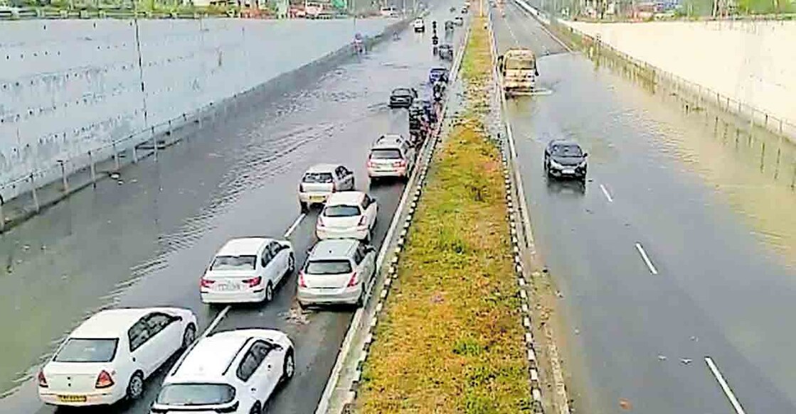 rain-blr കഴിഞ്ഞ ദിവസത്തെ മഴയിൽ ബെംഗളൂരു– മൈസൂരു എക്സ്പ്രസ് വേയിലെ രാമനഗരയ്ക്കും ബിഡദിക്കും ഇടയിൽ വെള്ളം കയറിയപ്പോൾ.