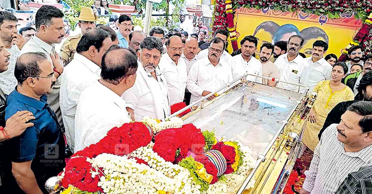 നടി സ്പന്ദനയ്ക്ക് കണ്ണീരോടെ വിട