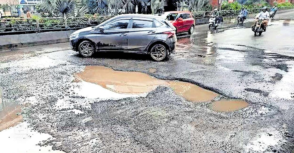 രണ്ടാഴ്ച മുൻപ് ടാറിങ് നടത്തിയ ഐടിപിഎൽ മെയിൻ റോഡ് മഴയിൽ തകർന്നപ്പോൾ.  
