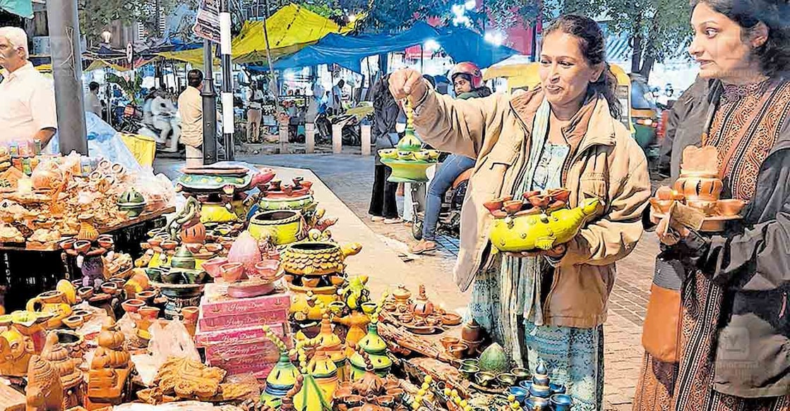 diwali-celebrations-bengaluru പുതുവെളിച്ചമേകാൻ: ബസവനഗുഡി ഗാന്ധിബസാറിൽ ദീപാവലി ആഘോഷത്തിന്റെ ഭാഗമായി വിൽപനയ്ക്കെത്തിച്ച ചെരാതുകൾ.