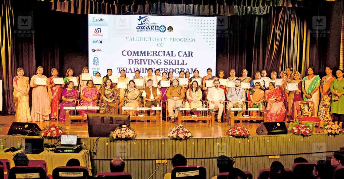 uber-women-driver-safety-bangalore സന്നദ്ധ സംഘടനയായ അവേക്ക് ടാക്സിയോടിക്കാൻ പരിശീലനം നൽകിയ വനിതകൾ ലൈസൻസുമായി.